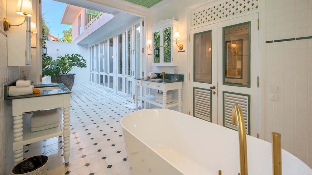 Elite Havens - Villa 1880 - Bali 5-Bedroom Fully Staffed Contemporary-Colonial Villa - Indonesia - Master bedroom ensuite